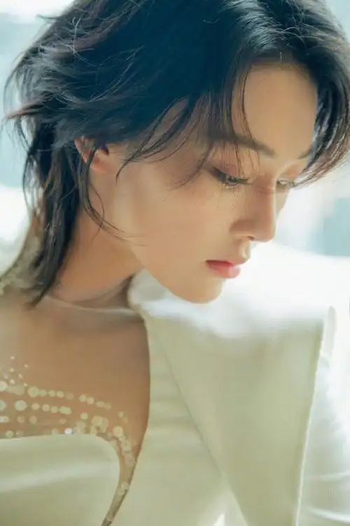 美到窒息!张馨予穿修身白裙大秀火辣身材,逆天腰臀比养眼又迷人