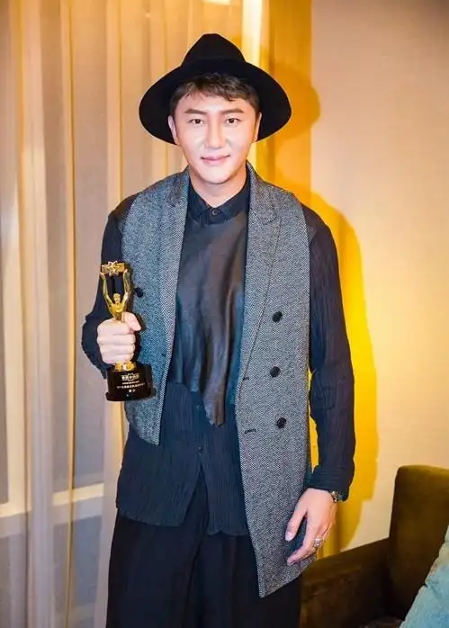 关喆喜获最受欢迎创作歌手奖颁奖礼现场首唱粤语新单曲