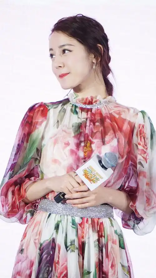 迪丽热巴亮相21克拉首映发布会肤白貌美穿印花长裙像花仙子