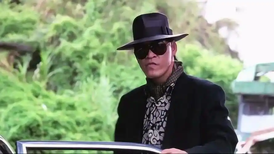 西装暴徒成奎安,这段戏墨镜配礼帽,简直太霸气了!