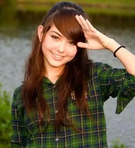 比如昆凌这张照片,就是清晰的成人框架 全部小孩元素的最真实写照.