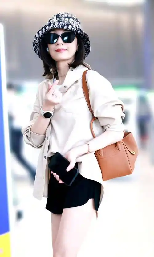 贾静雯现身机场,身穿燕麦衫搭配黑色短裤,时尚又减龄!_颜色_造型_显得