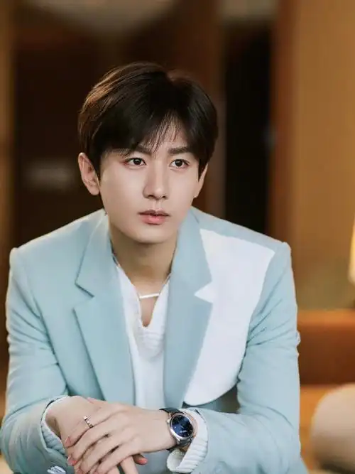 成毅gzs新更照片,西装淇淇太帅了吧#成毅  #宝藏男孩  #帅气  #成毅