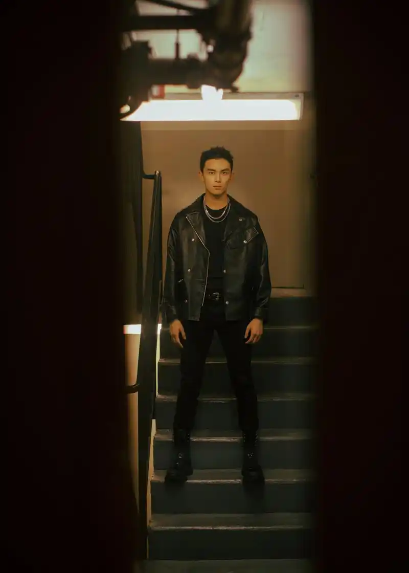 吴磊黑色机车皮衣亮相快来抱走又飒又a的小哥哥8
