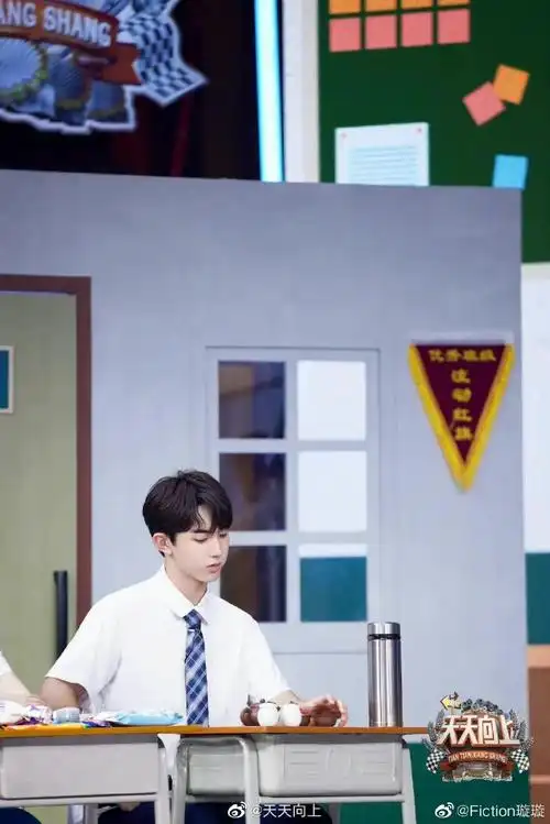 郭俊辰可以把校服焊身上吗##郭俊辰16岁校服照好青涩