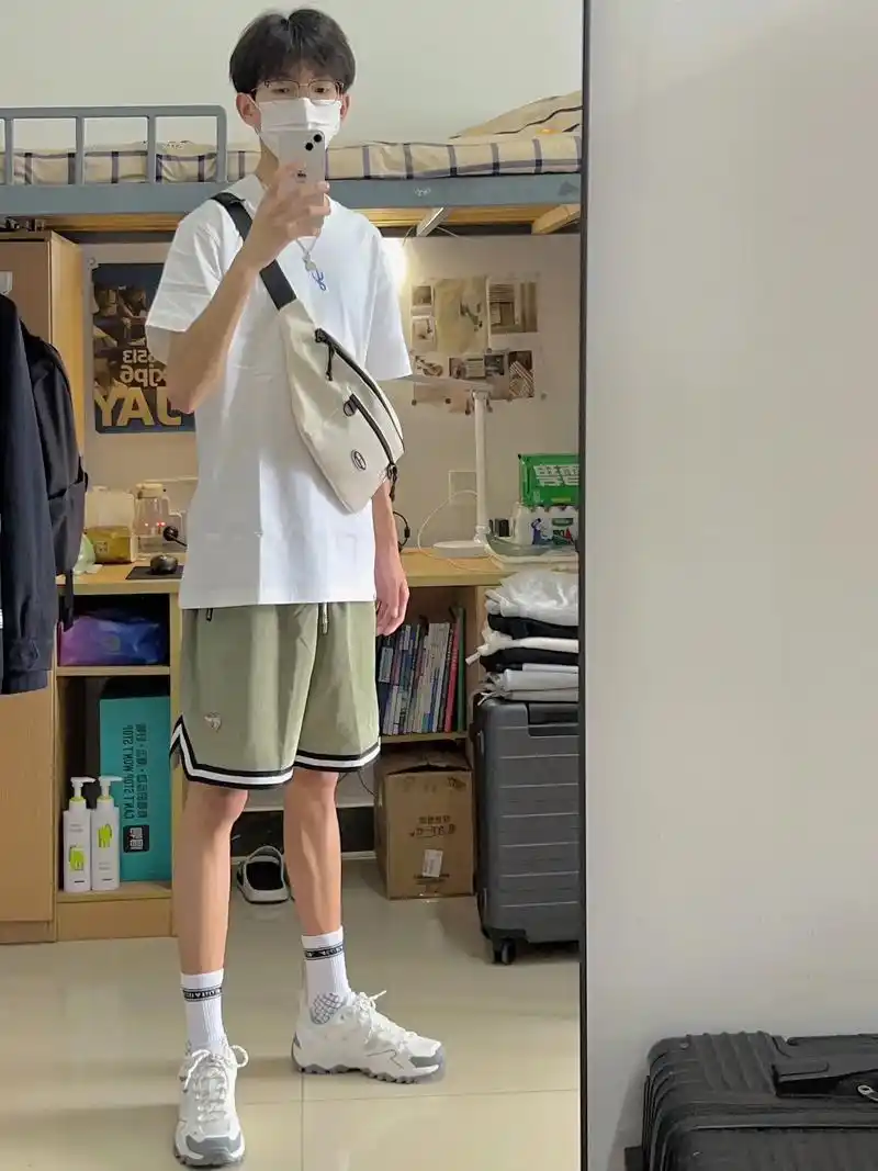 男大学生的一周穿搭4day夏季日常休闲～#夏天美式短裤穿搭  - 抖音