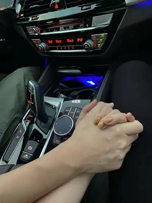 "因为爱情怎么会有沧桑所以我们还是年轻的模样……"#牵手照#开车不