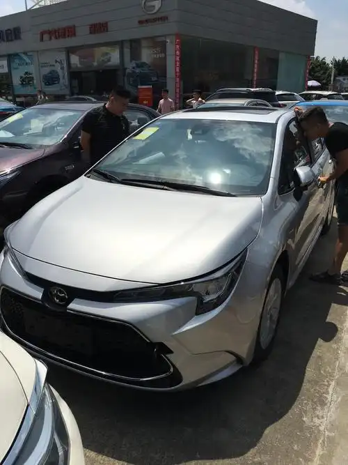 请问大家有没银色新雷凌的实拍图片