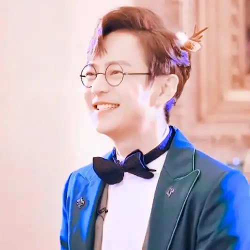 何老师何炅.明星大侦探第六季《夜半酒店》.原图来自微博@每文木易.