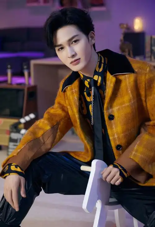 > 朱正廷黄色格纹大衣帅气写真图片(3/9)