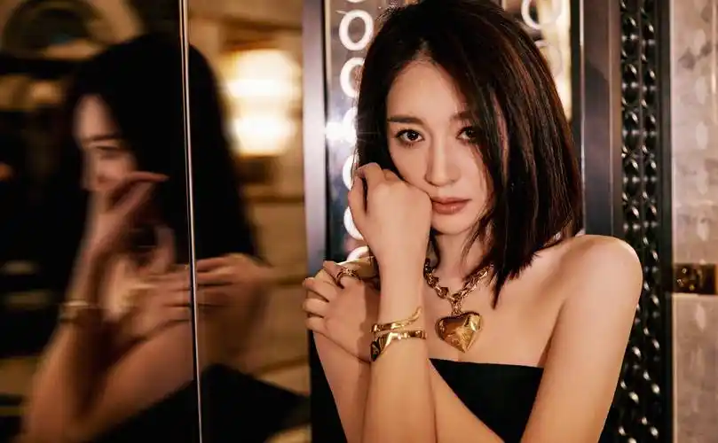 李小冉抹胸黑色连衣裙时尚写真_皮肤_气质_五官