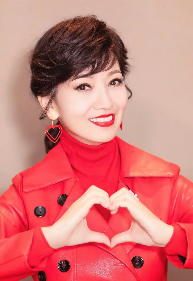 65岁赵雅芝近照,皮肤白皙气质优雅如少女,腰部以下暴露了年龄!