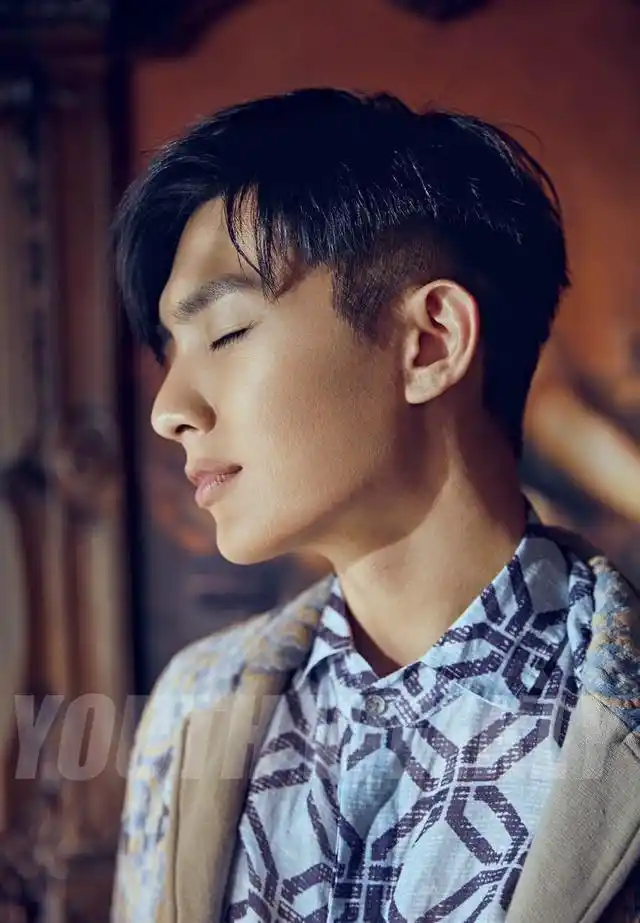 主题以"真实的炎亚纶 还是偶像的模样"展开,时光荏苒,炎亚纶却还是