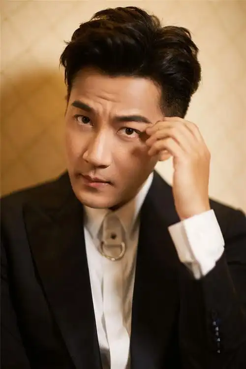 刘恺威随性时尚大片优雅有型眼神深沉显熟男本色