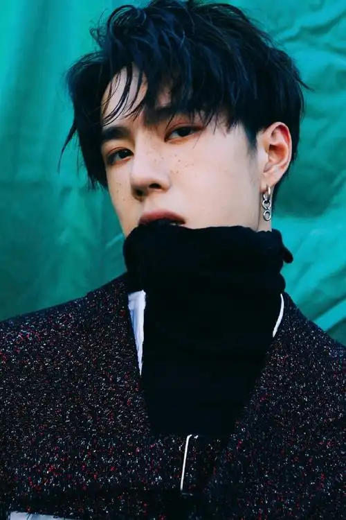 《王一博的时尚》考古:2017-10《bobosnap》帅哥的小雀斑都这么性感