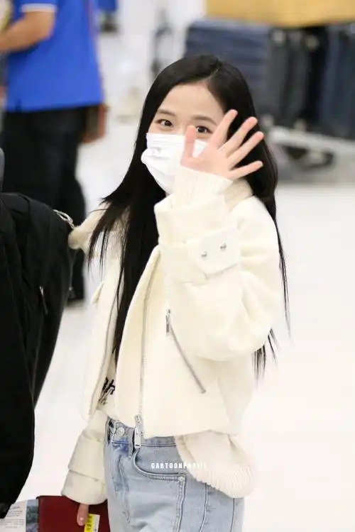 kimjisoo超话#金智秀卡地亚全球品牌大使#230206 泰国机场出境 饭拍