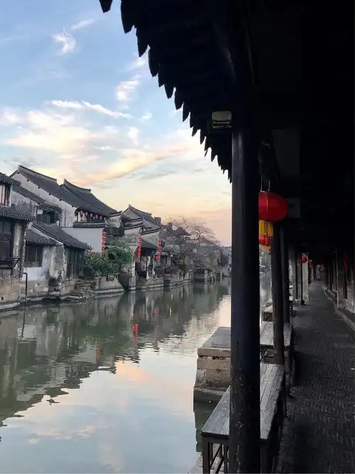 漫步在古镇石板长街上,仿佛穿越了一个时间隧道