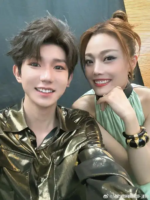 王源感谢容祖儿来客厅一起开摆##王源容祖儿自拍合照