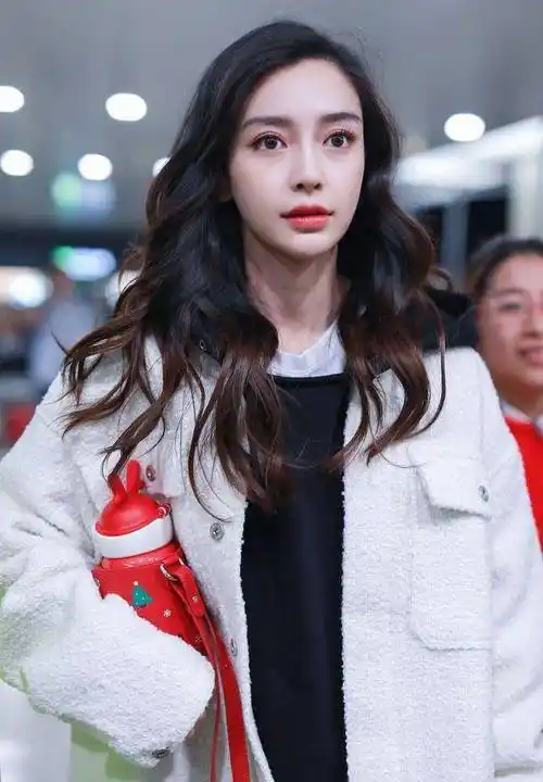 杨颖粉丝机场被打,与一男士发生争执被掐脖子,baby暖心上前安慰_男子