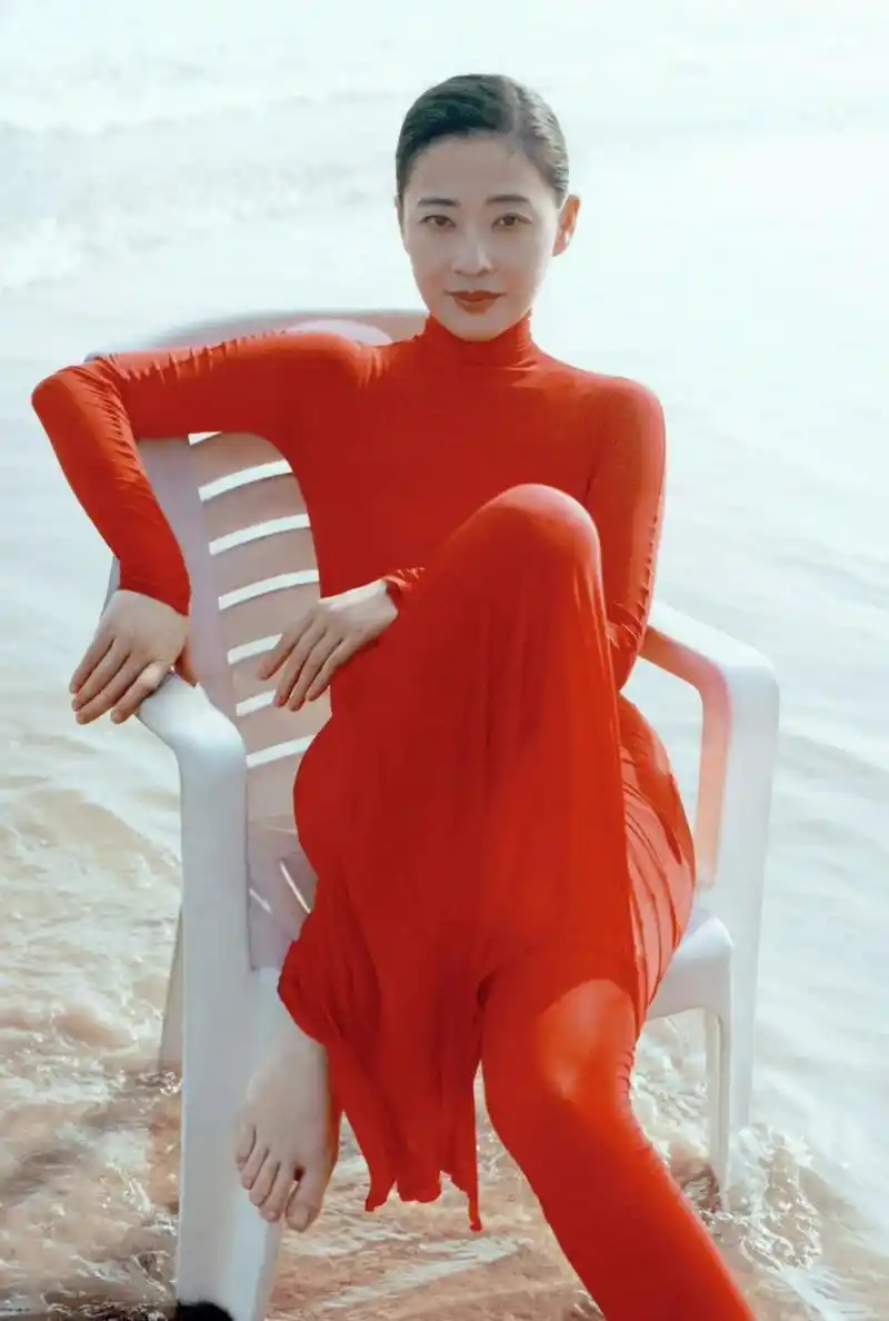 梅婷穿这种紧身裙,但凡身材身高差一点,就是灾难,但她穿就有一种高贵