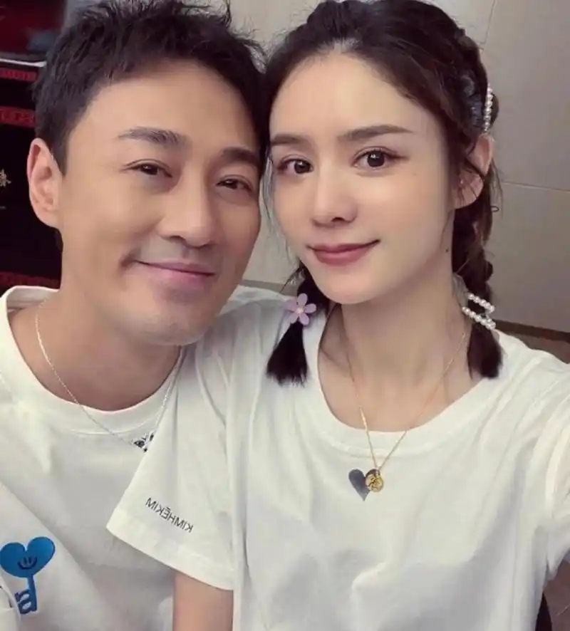 林峯一家于今年一月已经移居到上海,日前林峯与张馨月为女儿格格精心