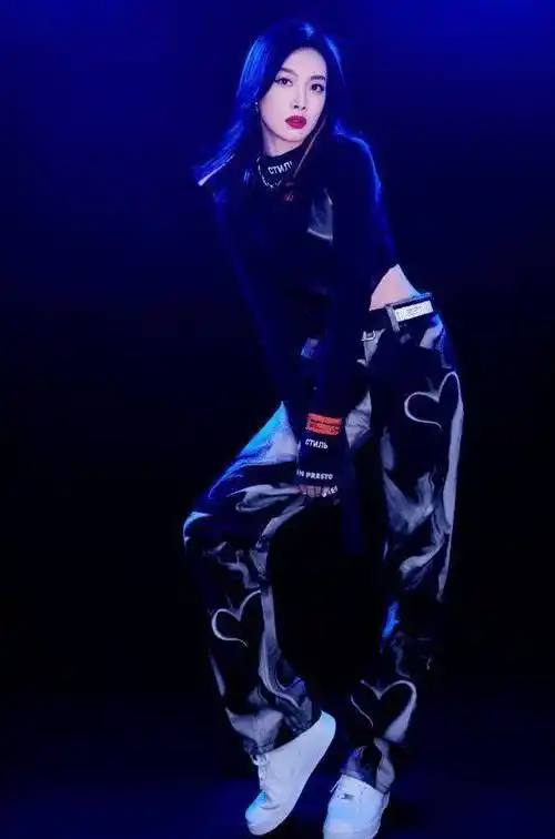 原创宋茜为证明自己身材好故意将裙子划开几道裂痕一般人真不敢穿