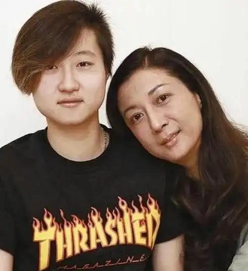 小龙女吴卓林与外籍同性妻子andi的幸福生活令人羡慕