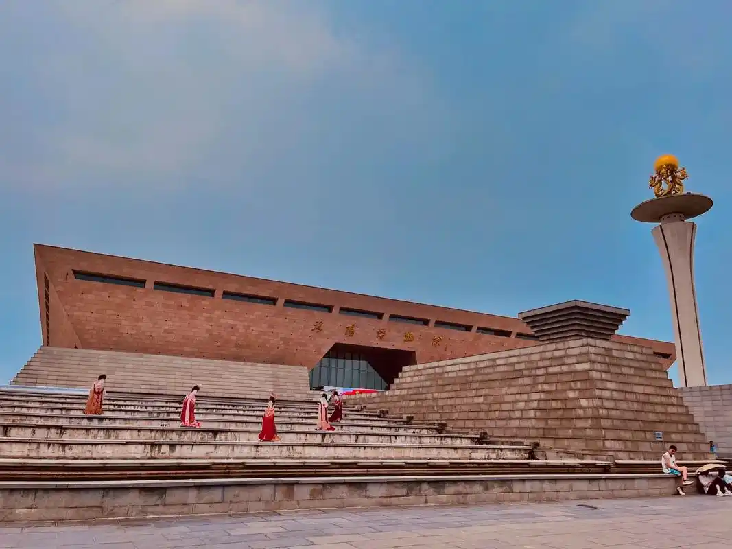 一座洛阳城,半部华夏史.畅游在洛阳博物馆,怀揣着 - 抖音