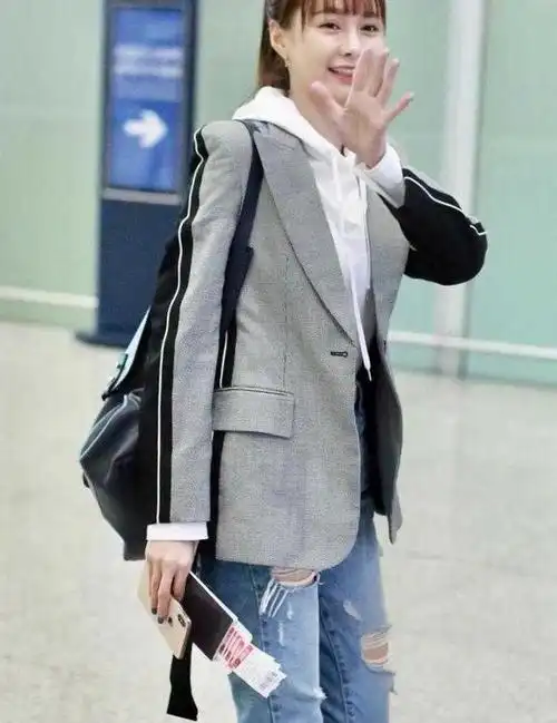 会显得特别减龄,还能够让你的身高看起来更高一些,沈梦辰的齐刘海搭配