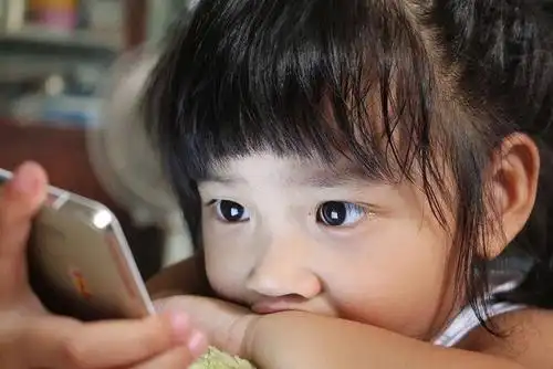 "女孩近视率远超于男孩",眼科医生的一句话,揭穿了扎心真相.