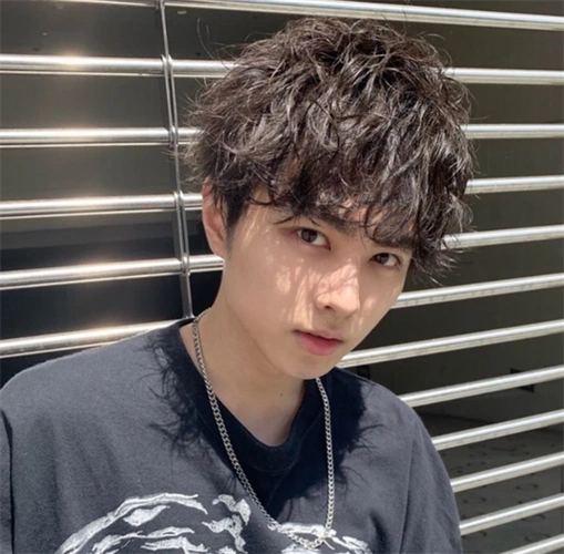 日系经典男生烫发 慵懒帅气纹理烫_男生烫发 - 美发站