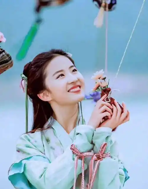 刘亦菲:主动牵手宝格丽老总,但凡有一丝抗拒,时尚资源将泯灭?