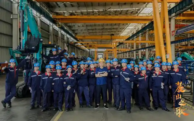麓山之歌全员晒与工人合影