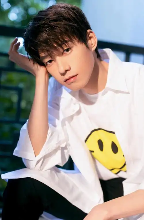 魏大勋清爽帅气写真图片