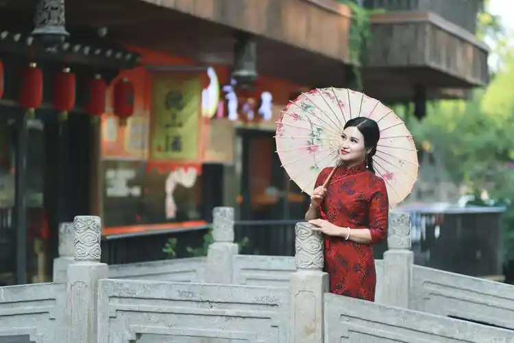 丽裳焕彩春如旧 | 诗画旗袍春晚74白马湖畔的遇见 - 美篇