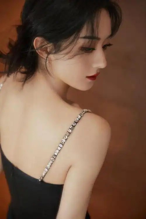 赵丽颖全身照卷发「35岁赵丽颖近照曝光卷发配白裙清纯甜美手臂肌肉