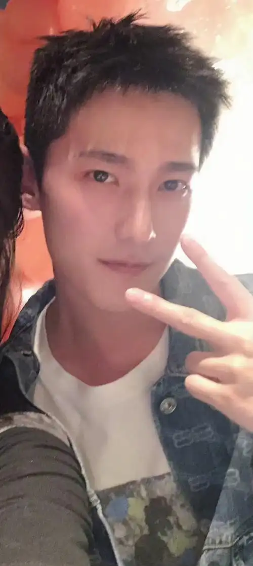 四舍五入就当杨洋发自拍了吧#网友给杨洋立牌穿古装##别人合照里的