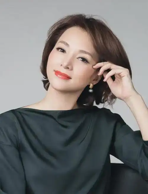 baby素颜参加儿子学校义卖,意外与董卿同框惊喜不断.