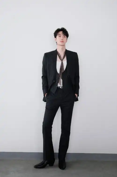 王一博黑西装花领带