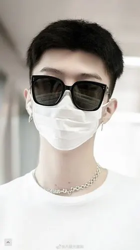 范丞丞最新机场饭拍图,短发的帅哥好清新_高清图集_新浪网