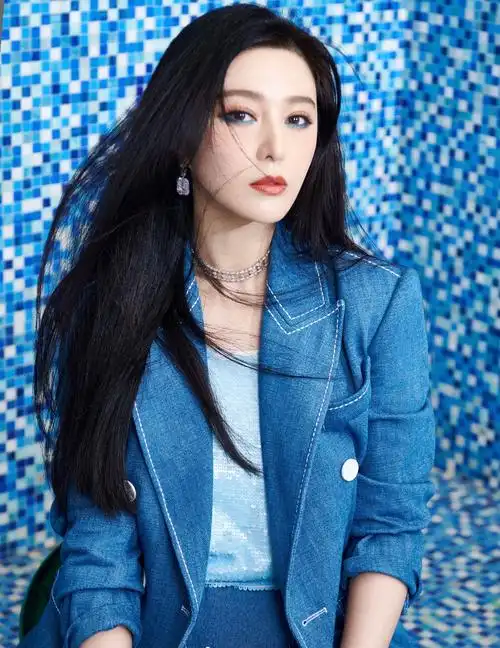 走出逃税风波范冰冰高调亮相华鼎奖一袭黑色开叉长裙明艳动人