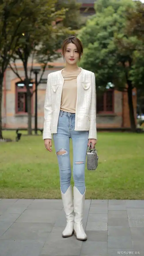 原创白色高筒靴不好搭配美女用白色高筒靴搭配出现代感时髦又好看