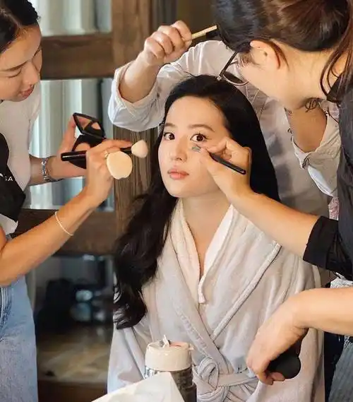 刘亦菲身材全靠ps?看到首映礼现场生图,终于明白是真实存在的!