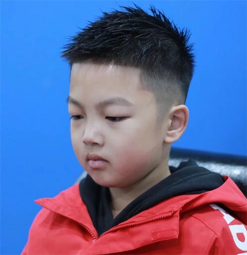 大多数小男孩都是比较爱运动的,天热的时候就特别容易出汗,这时候剪