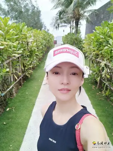 张韶涵晒出素颜照一身运动装扮皮肤细腻眼神清澈露出小蛮腰