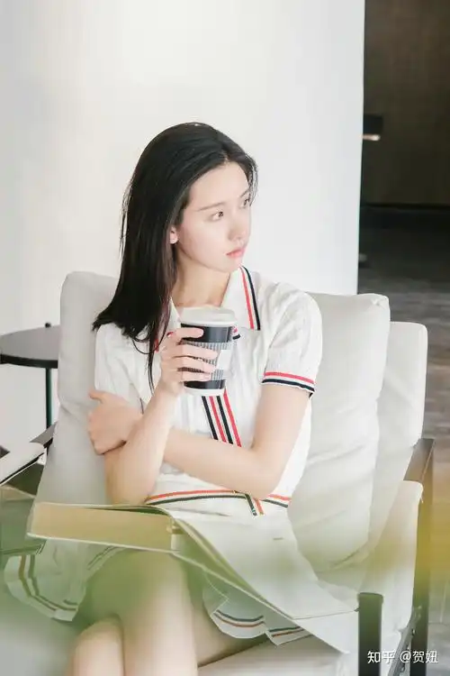 分享一波陈都灵皮肤米白色polo衫搭配同色系百褶裙红蓝条纹装饰让单调