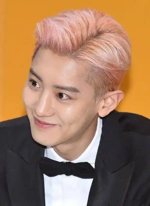 朴灿烈粉色头发搭配黑色西装出镜,萌萌的男孩子穿上西装如此可爱_颜色