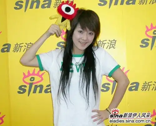 组图超级女声热门选手夏颖作客新浪风采9