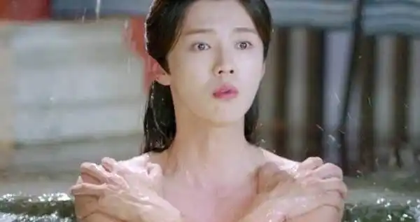 鹿晗罕见大尺度泡澡照曝光!皮肤白皙五官清秀粉丝已疯