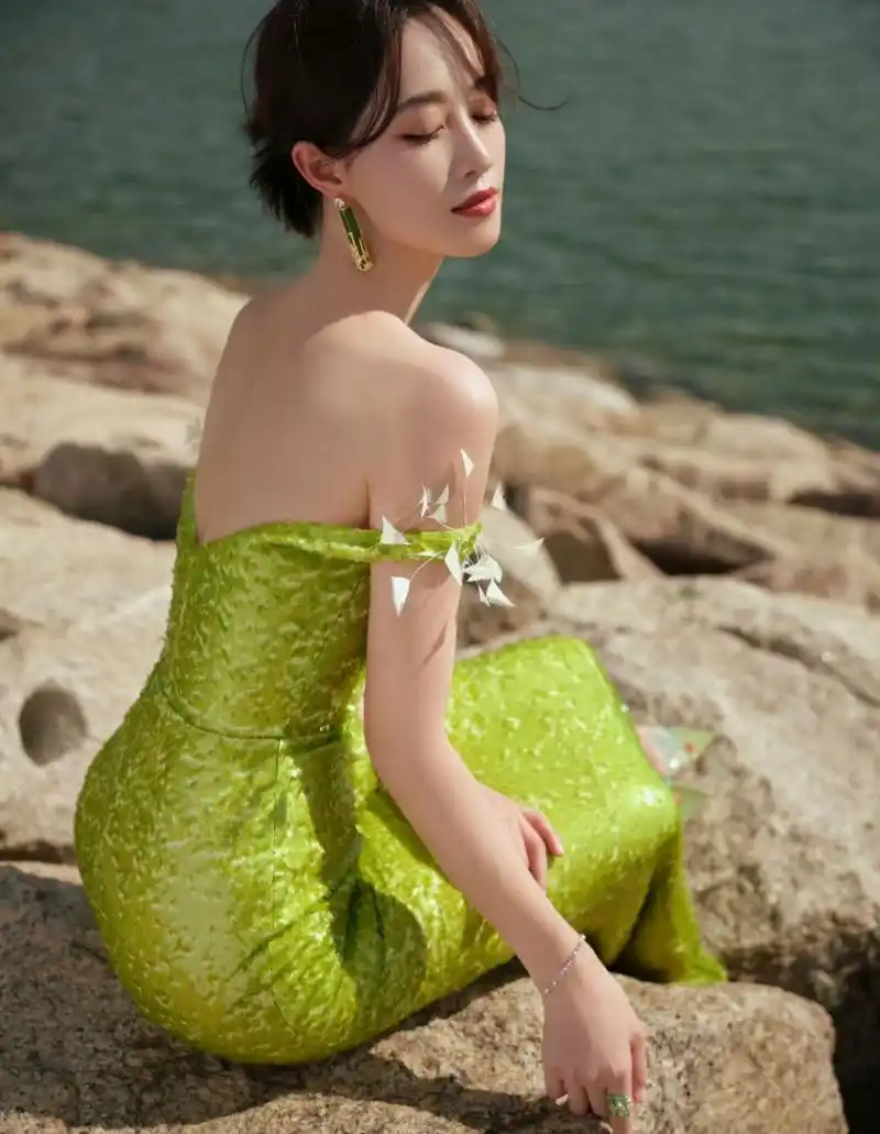 蓝盈莹是越来越美了,完美的身材比例,着实令人羡慕!